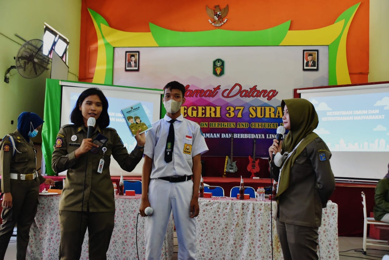Pemkot Surabaya menggalakkan program Sahabat Satpol PP Goes To School. Program ini dalam upaya perlindungan terhadap anak sekaligus menciptakan ketentraman dan ketertiban di Surabaya