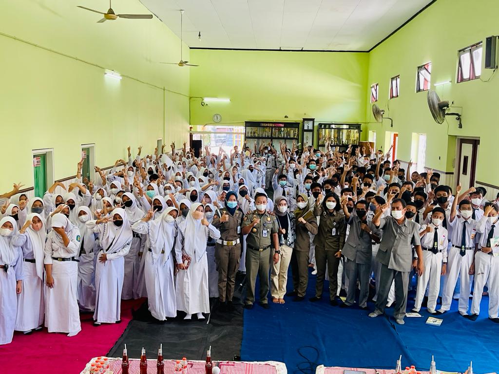 Pemkot Surabaya mulai menerapkan kebijakan mengubah Pekerjaan Rumah (PR) akademik pelajar SD-SMP sederajat menjadi karakter. 
