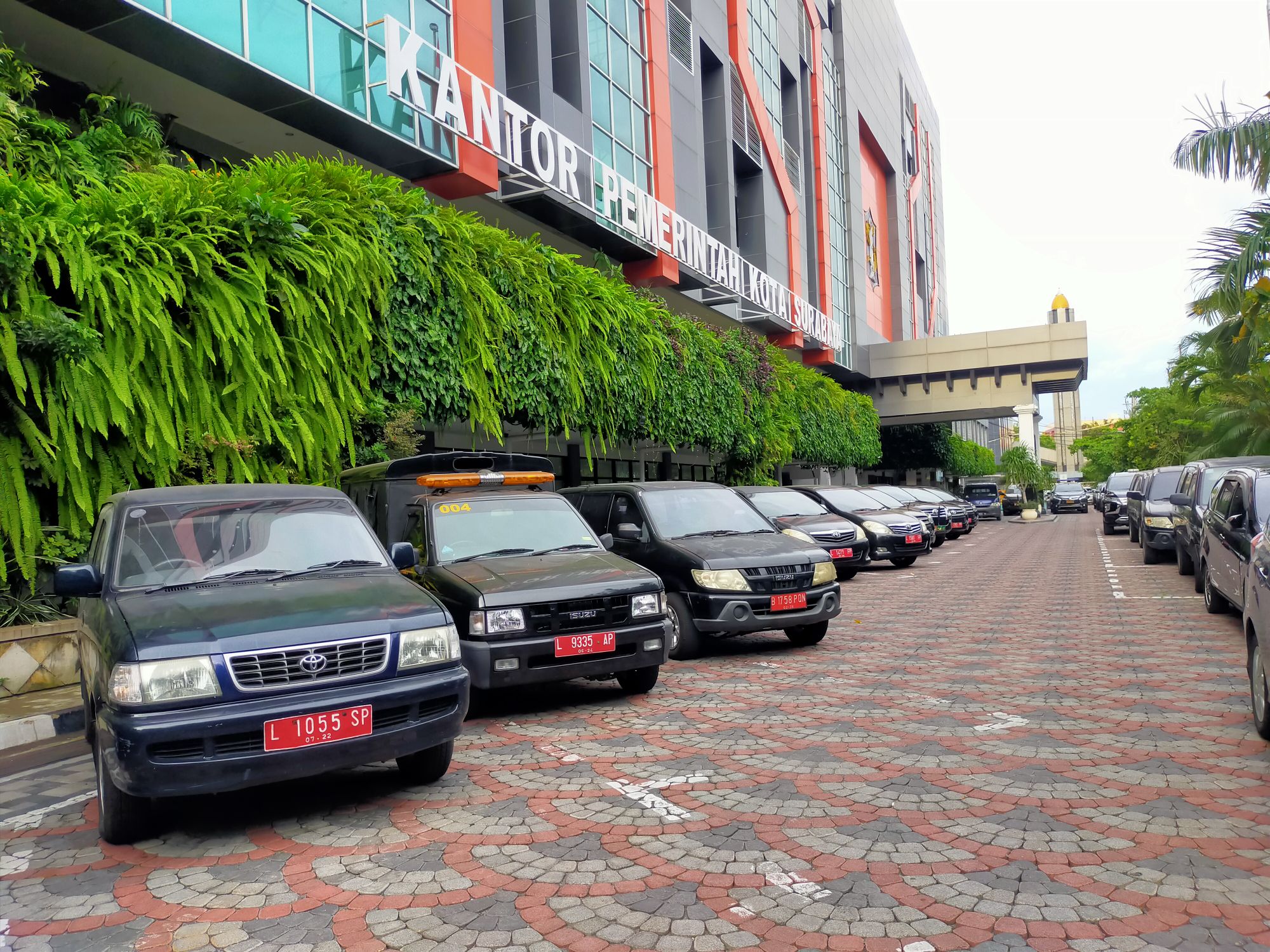 Wali Kota Eri Cahyadi memastikan bahwa selama libur Lebaran tahun 2022, mobil dinas milik Pemerintah Kota (Pemkot) Surabaya tak akan digunakan untuk perjalanan mudik.