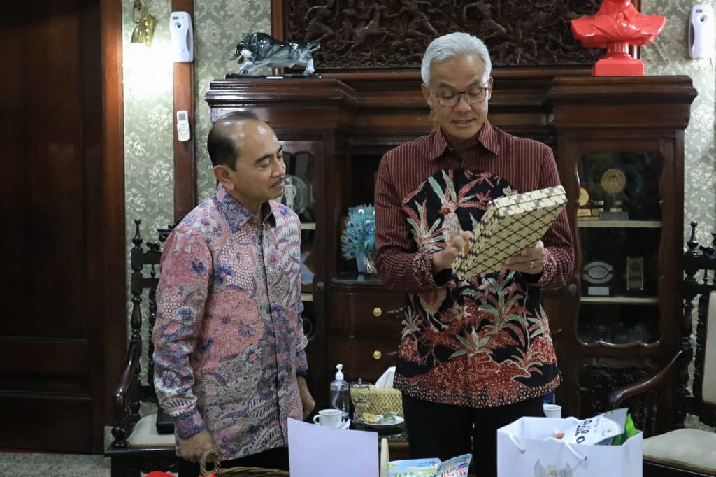 Duta Besar Indonesia untuk Perancis, Mohamad Oemar menemui Gubernur Jawa Tengah, Ganjar Pranowo, di rumah dinasnya, Senin (14/11/2022).