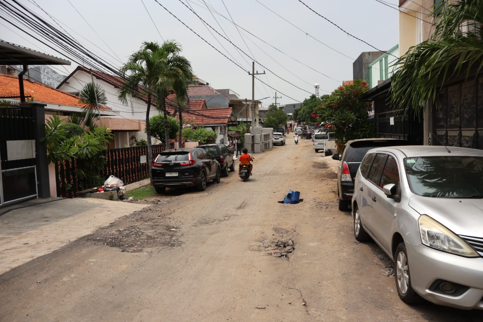 Sejak tahun 1991, warga Dukuh Kupang Barat, Surabaya, menghadapi tantangan banjir yang terjadi setiap kali hujan deras.