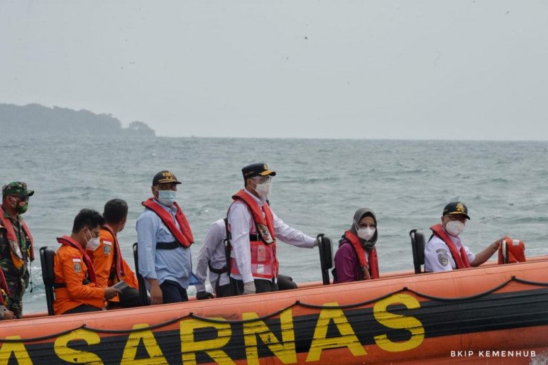 Menhub Budi Karya mengunjungi Pulau Lancang untuk menyemangati tim gabungan mencari kotak hitam CVR, Selasa (19/1) (Kemenhub)

