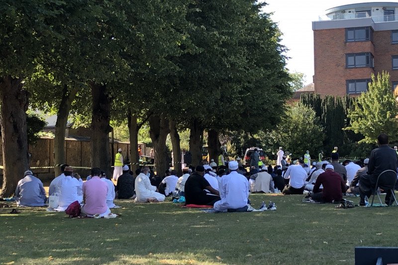 Umat muslim dan diaspora serta pelajar Indonesia di bagian utara Inggris melaksanakan Shalat Idul Adha 1441 H yang diadakan di halaman Castle Park Colchester, Essex dengan mengikuti protokol kesehatan dan jaga jarak yang dimulai pukul 10.25 pagi waktu Ing