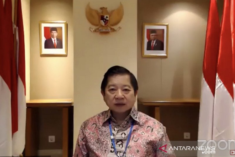  Menteri Perencanaan Pembangunan Nasional (PPN)/Kepala Badan Perencanaan Pembangunan Nasional (Bappenas) Suharso Monoarfa dalam diskusi daring di Jakarta, Selasa (9/6). (ANTARA/AstridFaidlatulHabibah) 