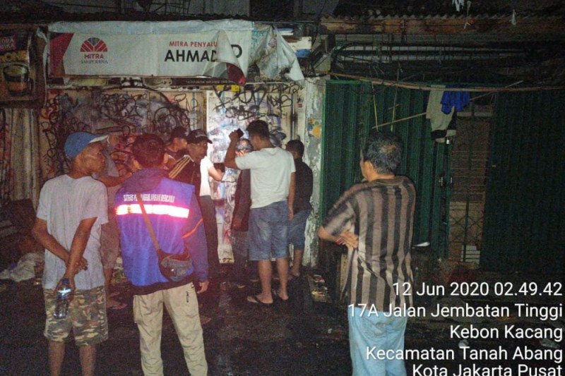 Satu unit rumah tinggal di Jalan Jati Bunder, Kelurahan Kebon Kacang, Kecamagan Tanah Abang, Jakarta Pusat, dilaporkan terbakar melalui akun Twitter @BPBDJakarta, Jumat pagi. (ANTARA/HO-BPBD Jakarta).
