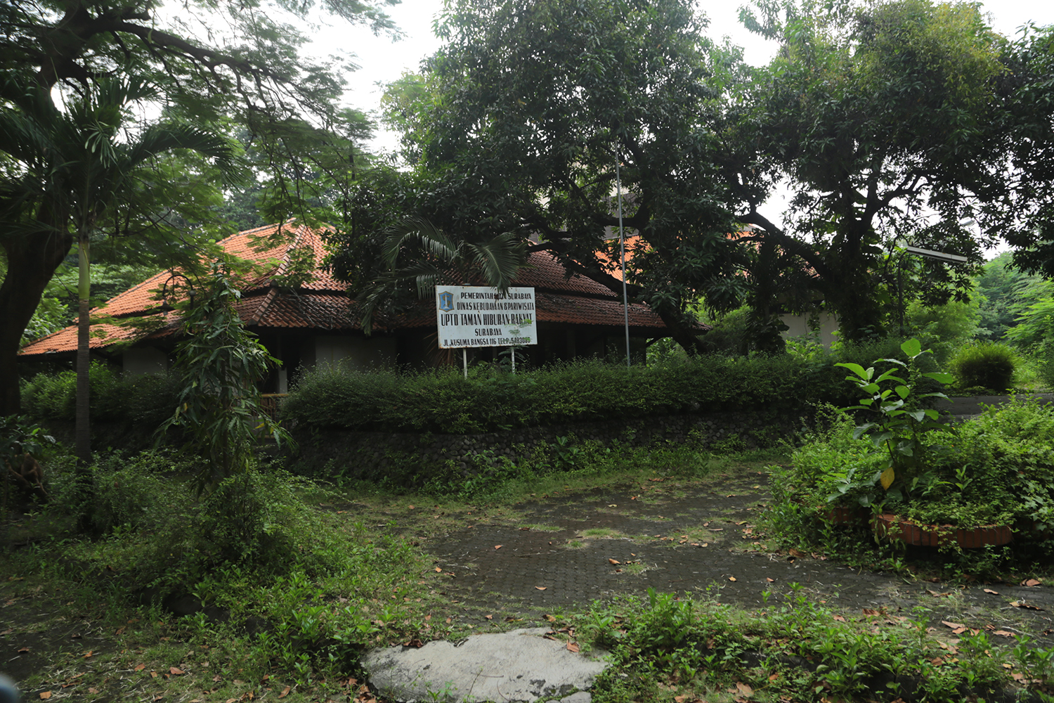 Kompleks eks Taman Hiburan Rakyat (THR) dan Taman Remaja Surabaya (TRS) berencana dibangun kembali di tahun 2023 yang dijadikan satu kawasan destinasi wisata murah oleh Pemerintah Kota (Pemkot) Surabaya.