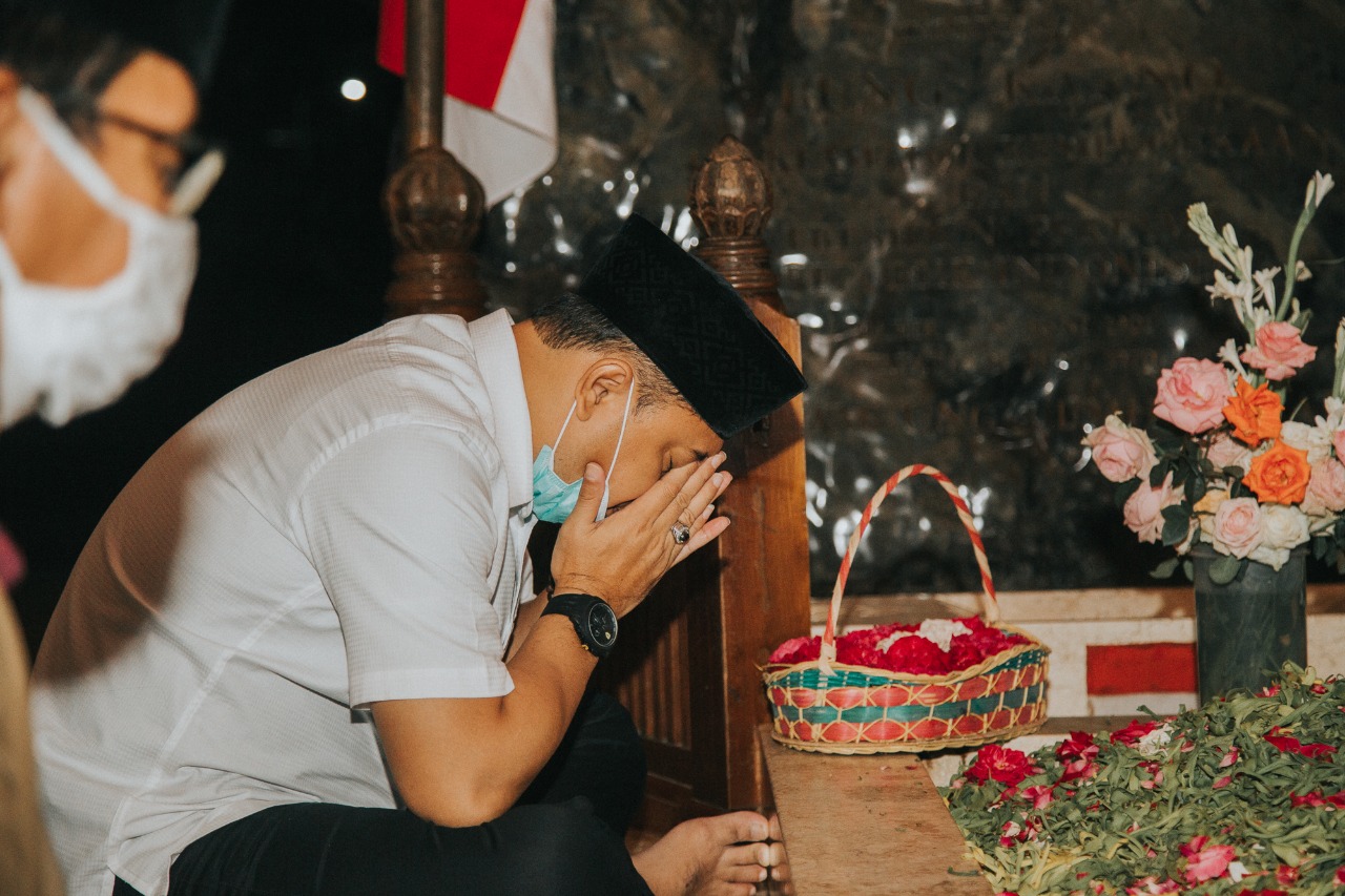 Calon Wali Kota Surabaya Nomor Urut 1, Eri Cahyadi berziarah ke makam Presiden pertama Ir Soekarno, di Blitar.