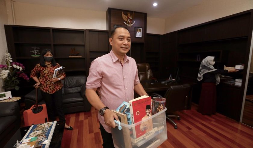 Eri Cahyadi saat mengemasi barang-barangnya di Kantor Bappeko Surabaya. Foto:IST