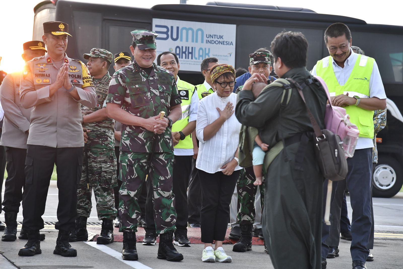 Menlu Retno Marsudi dan Panglima TNI Laksamana Yudo Margono sambut kedatangan WNI dari Sudan di Jakarta, Jumat (28/04/2023). (Foto: Humas Kemlu)

