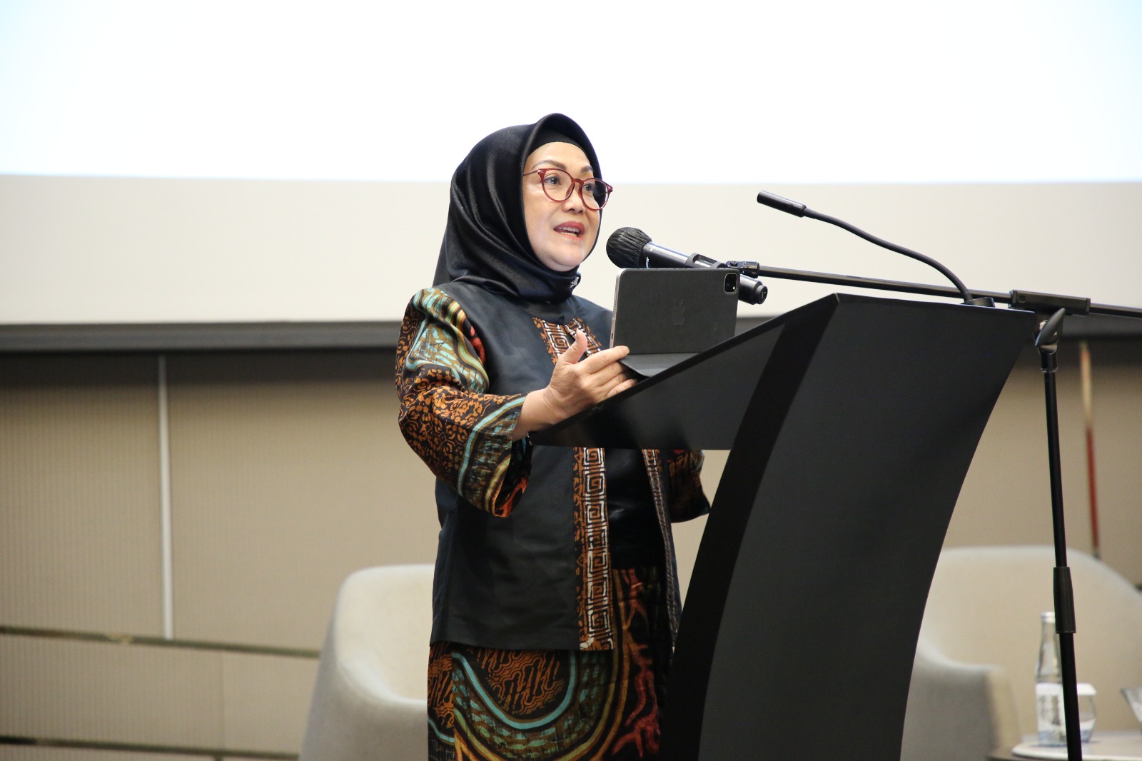 Deputi Bidang Pelayanan Publik Kementerian PANRB Diah Natalisa saat memberikan sambutan pada Evaluasi dan Pendampingan Pengelolaan SP4N-LAPOR! di Kota Bandung, Jawa Barat, Kamis (25/05).
