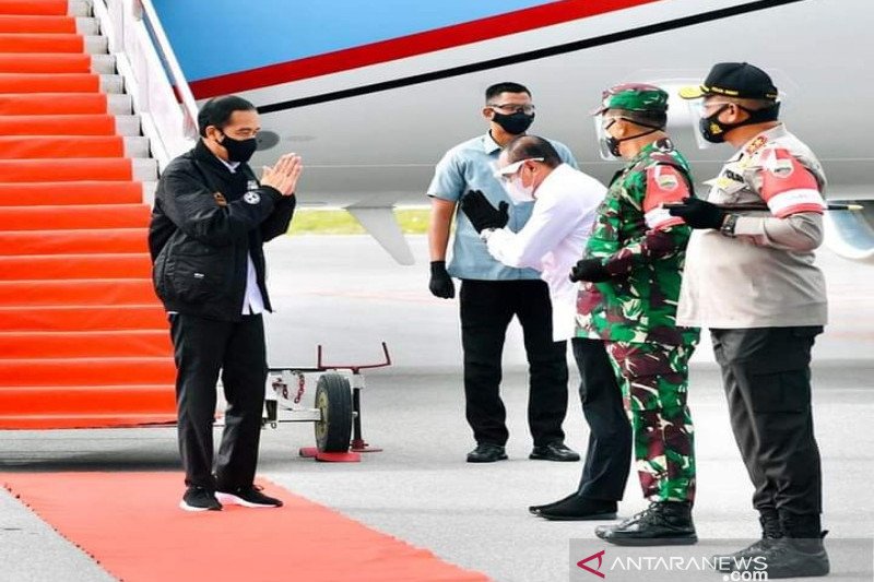 Presiden Joko Widodo di Bandara Silangit (ANTARA/HO)