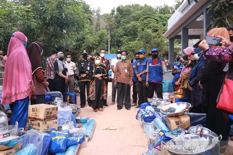 
Pemkot Tanjungpinang, Kepri, menyalurkan bantuan Kemensos untuk warga terdampak longsor, Kamis (28/1). (Ogen)
