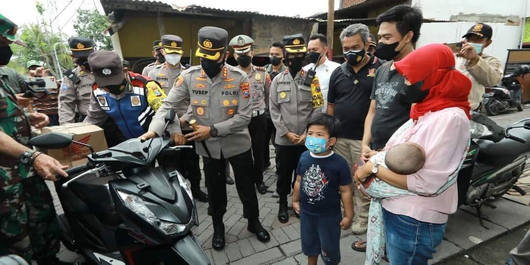 Jokowi Ganti Motor Ojol Perempuan Surabaya Yang Motornya Hilang Dicuri