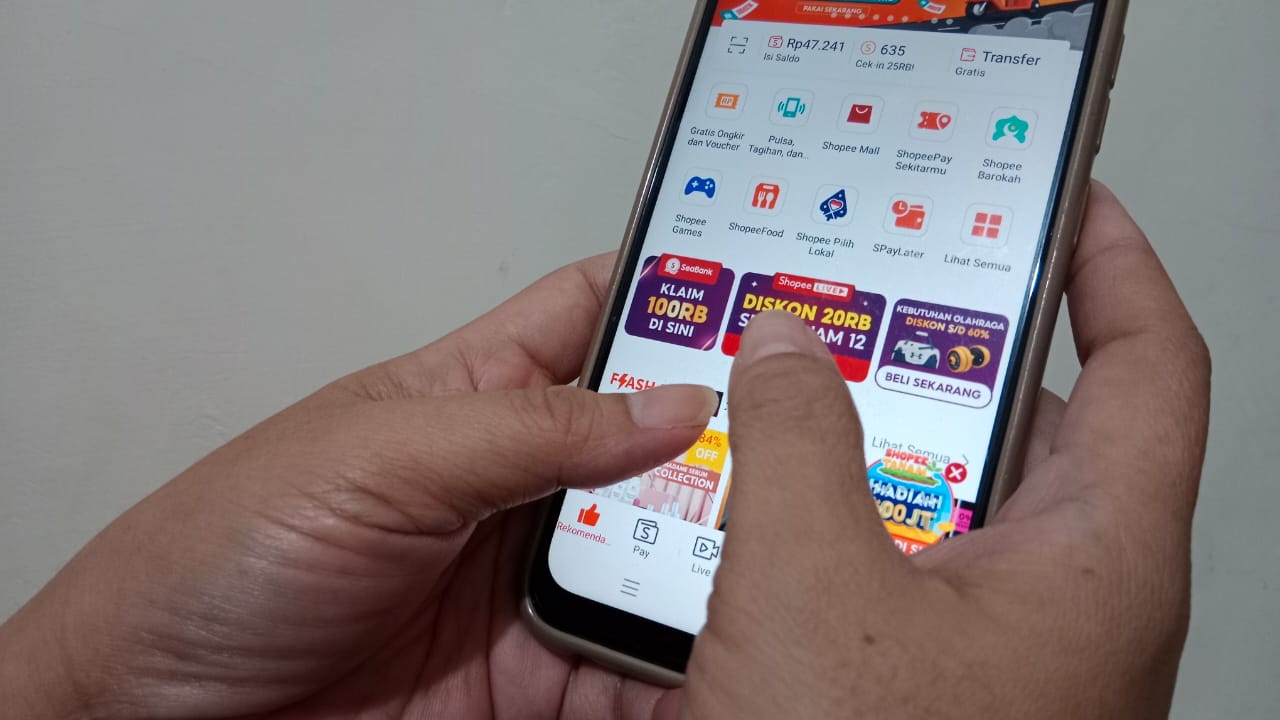 Di tengah arus teknologi informasi yang lajunya semakin cepat, popularitas belanja online melalui e-commerce semakin meningkat.