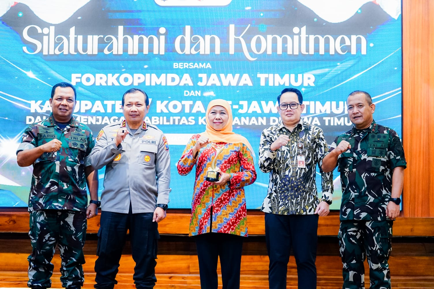 Gubernur Jawa Timur Khofifah Indar Parawansa melakukan pertemuan dengan jajaran Forkopimda Jawa Timur serta Bupati / Walikota se Jatim di Gedung Negara Grahadi pada Selasa sore (11/4)