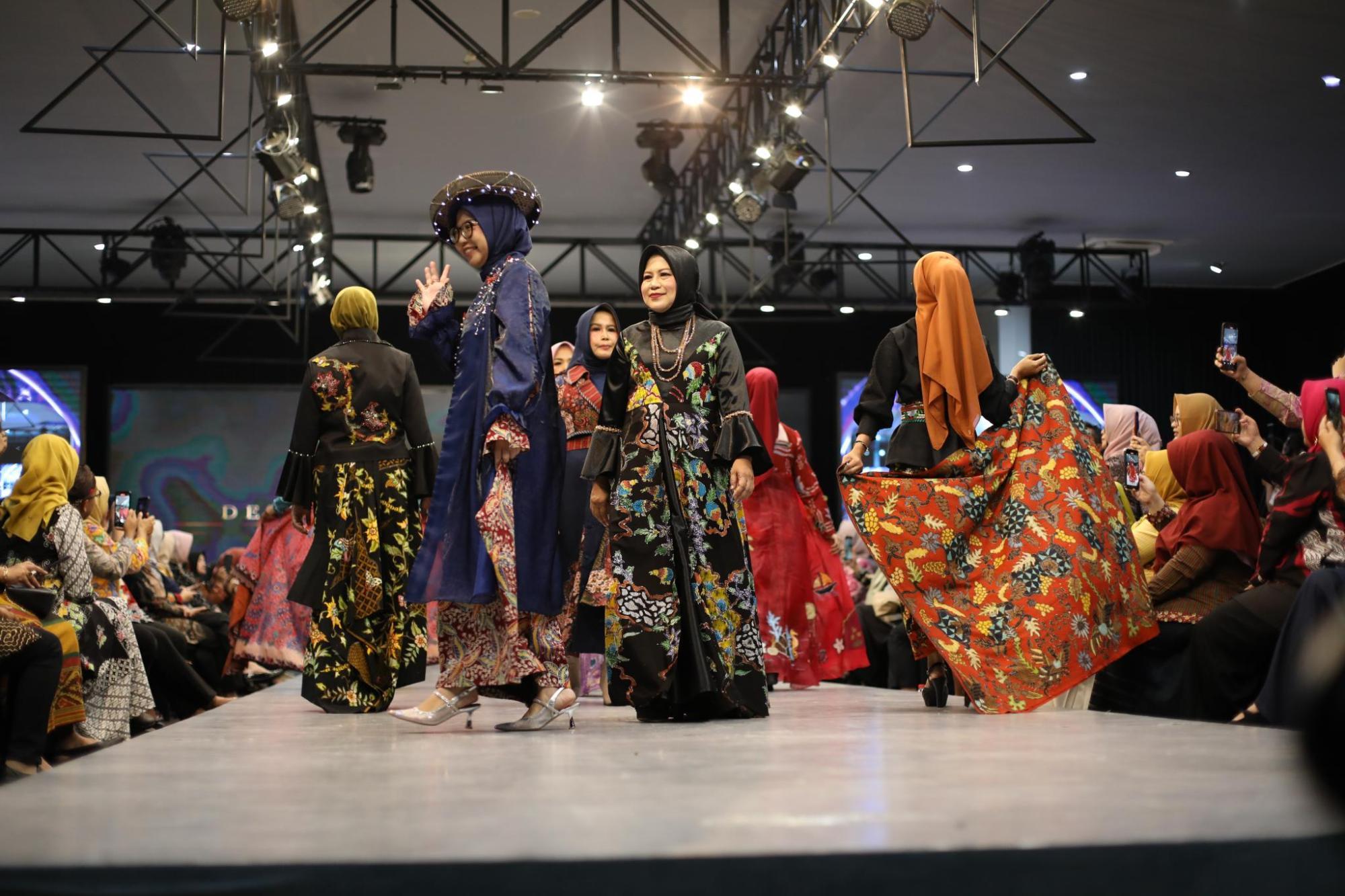 Guna melestarikan nilai dan mem-branding batik, Dewan Kerajinan Nasional Daerah (Dekranasda) Jawa Tengah menggelar peragaan busana batik dari 26 kabupaten/ kota, Rabu (23/10/2024). 
