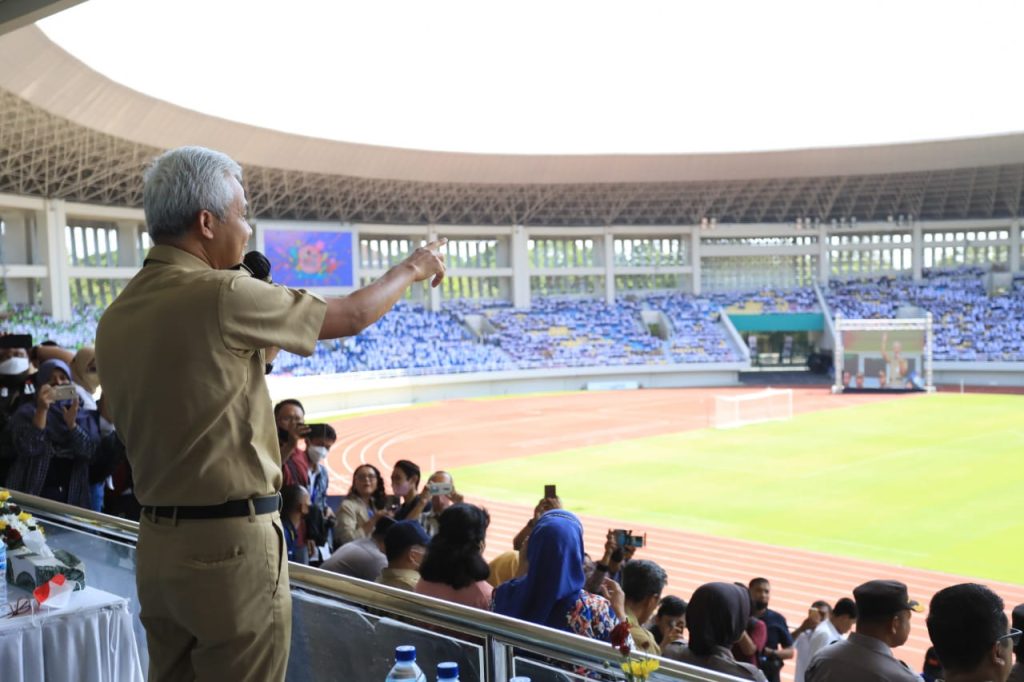 Ganjar Pranowo menyapa puluhan ribu pelajar yang mengikuti Festival Pelajar Nusantara di Stadion Manahan, Senin (31/10/2022). 