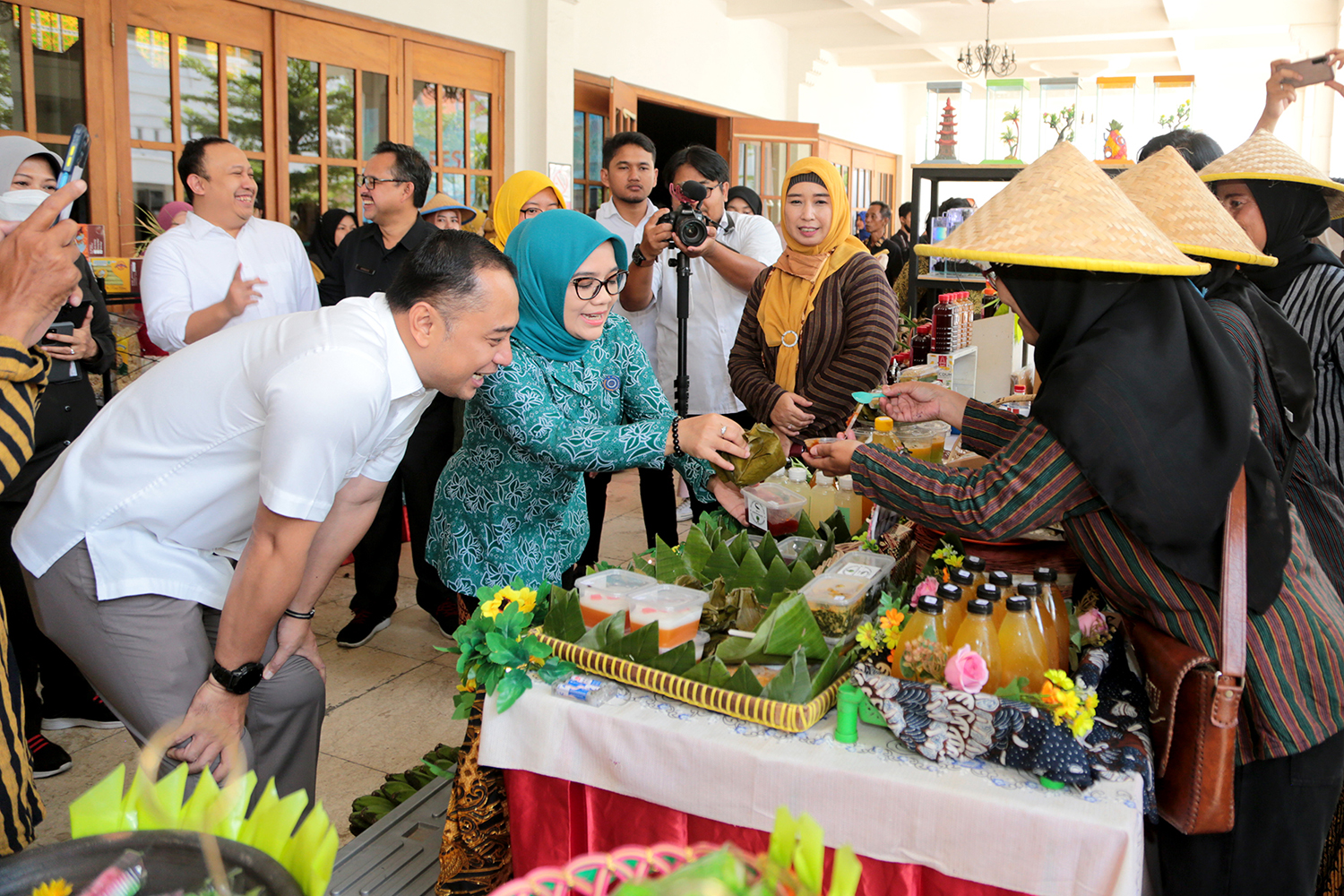 Wali Kota Surabaya Eri Cahyadi yang hadir bersama Ketua Tim Penggerak (TP) PKK Rini Indriyani, membuka gelaran festival di Alun-alun Balai Kota Surabaya, Selasa (30/5/2023)