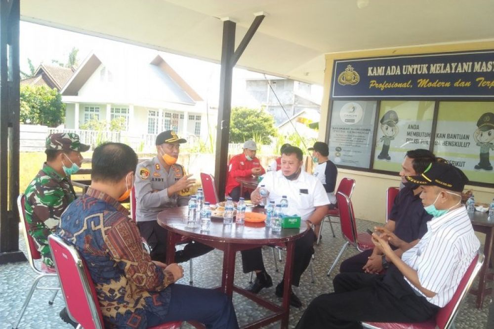 KOORDINASI: Polri, TNI, relawan dan Pemerintah Kabupaten Mukomuko membahas soal pendirian dapur lapangan untuk membantu masyarakat yang terdampak COVID-19.(Foto Dok.Antarabengkulu.com)