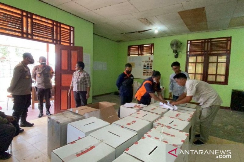 Kotak suara beberapa distrik di Kabupaten Boven Digoel yang tengah diperiksa petugas (ANTARA News Papua/HO-Humas KPU Papua)

