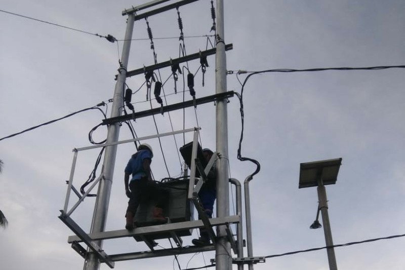 Petugas PLN tengah mengecek gardu listrik di Distrik Kaureh, Kabupaten Jayapura (ANTARA/HO-PLN Papua)