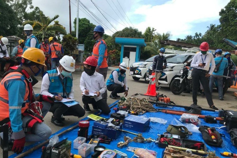 Petugas PLN UIWP2B mengecek kesiapan peralatan usai melaksanakan apel gabungan persiapan Lebaran. (ANTARA News Papua/HO-PLN UIWP2B)