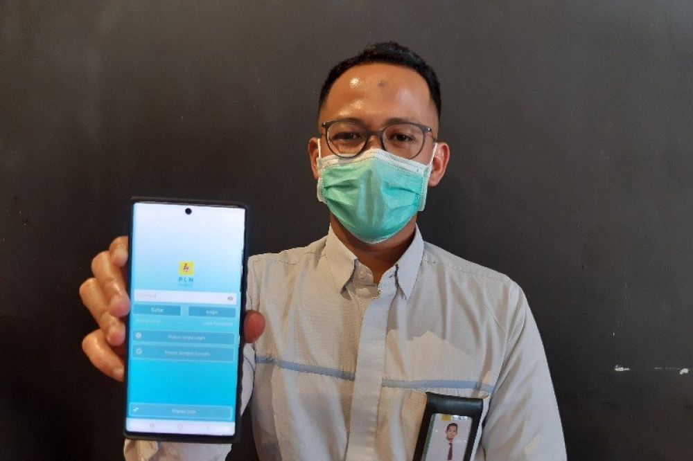 Septian Pujiyanto Jubir PT PLN (Persero) Unit Induk Wilayah Papua dan Papua Barat menunjukkan aplikasi PLN Mobile yang bisa diunduh pada ponsel pintar pelanggan. ANTARA/Hendrina Dian Kandipi