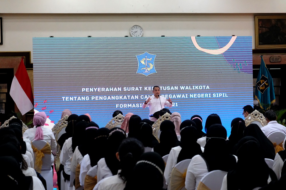 Wali Kota Surabaya Eri Cahyadi menyerahkan  SK kepada 67 orang Calon Pegawai Negeri Sipil (CPNS) di lingkungan Pemerintah Kota (Pemkot) Surabaya formasi tahun 2021. Penyerahan SK tersebut berlangsung di Lobby Lantai 2 Balai Kota Surabaya, Rabu (27/4/2022)
