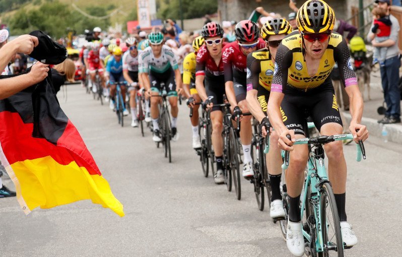 Pesepeda tim Jumbo-Visma Laurens De Plus dari Belgia memimpin kelompok jersey kuning di etape 20 Tour de France dari Albertville hingga Val Thorens sejauh 59,5km, Prancis, Sabtu (27/7/2019). ANTARA FOTO/REUTERS/Gonzalo Fuentes/djo/hp

