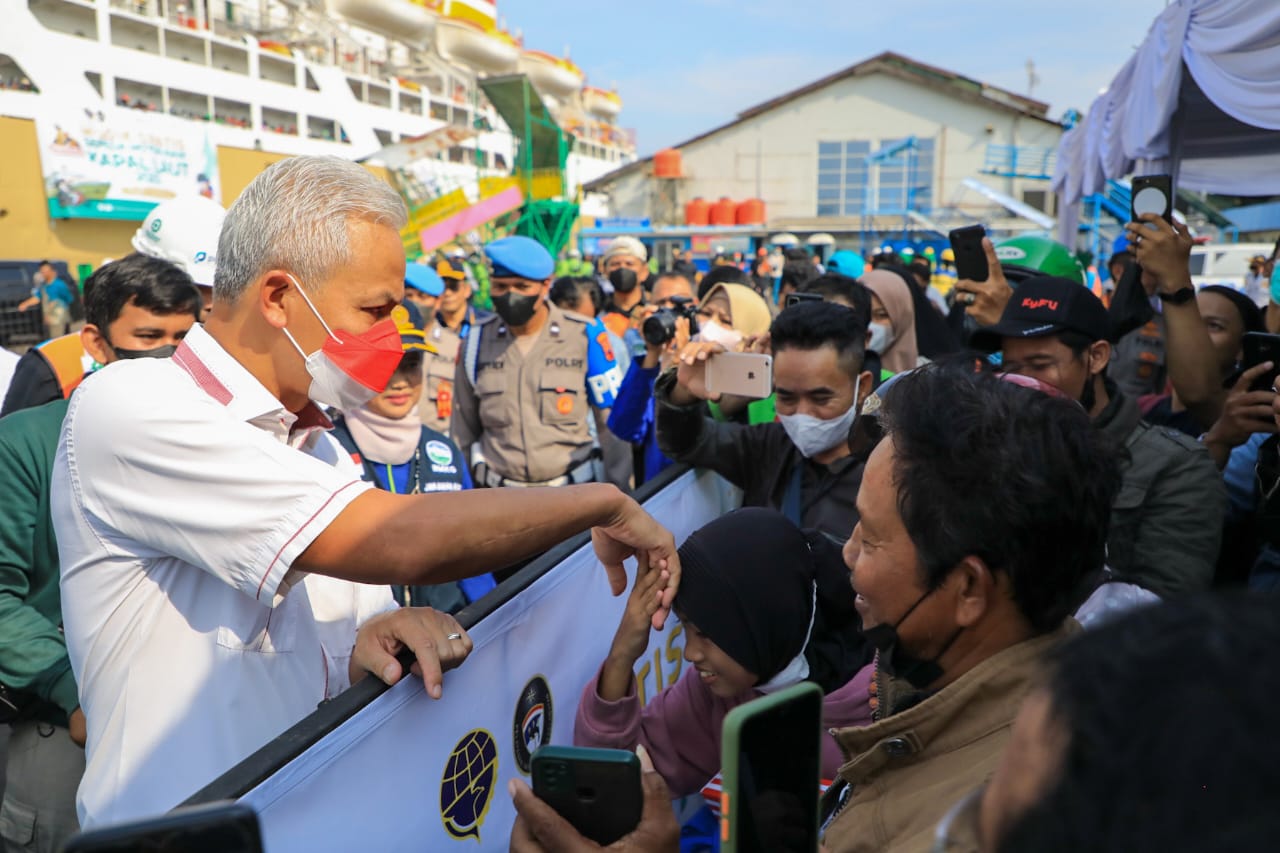 - Gubernur Jawa Tengah Ganjar Pranowo bersama Kapolda Jateng Irjen Pol Ahmad Luthfi, menyambut pemudik yang tiba di Pelabuhan Tanjung Emas Semarang, Minggu (16/4/2023).