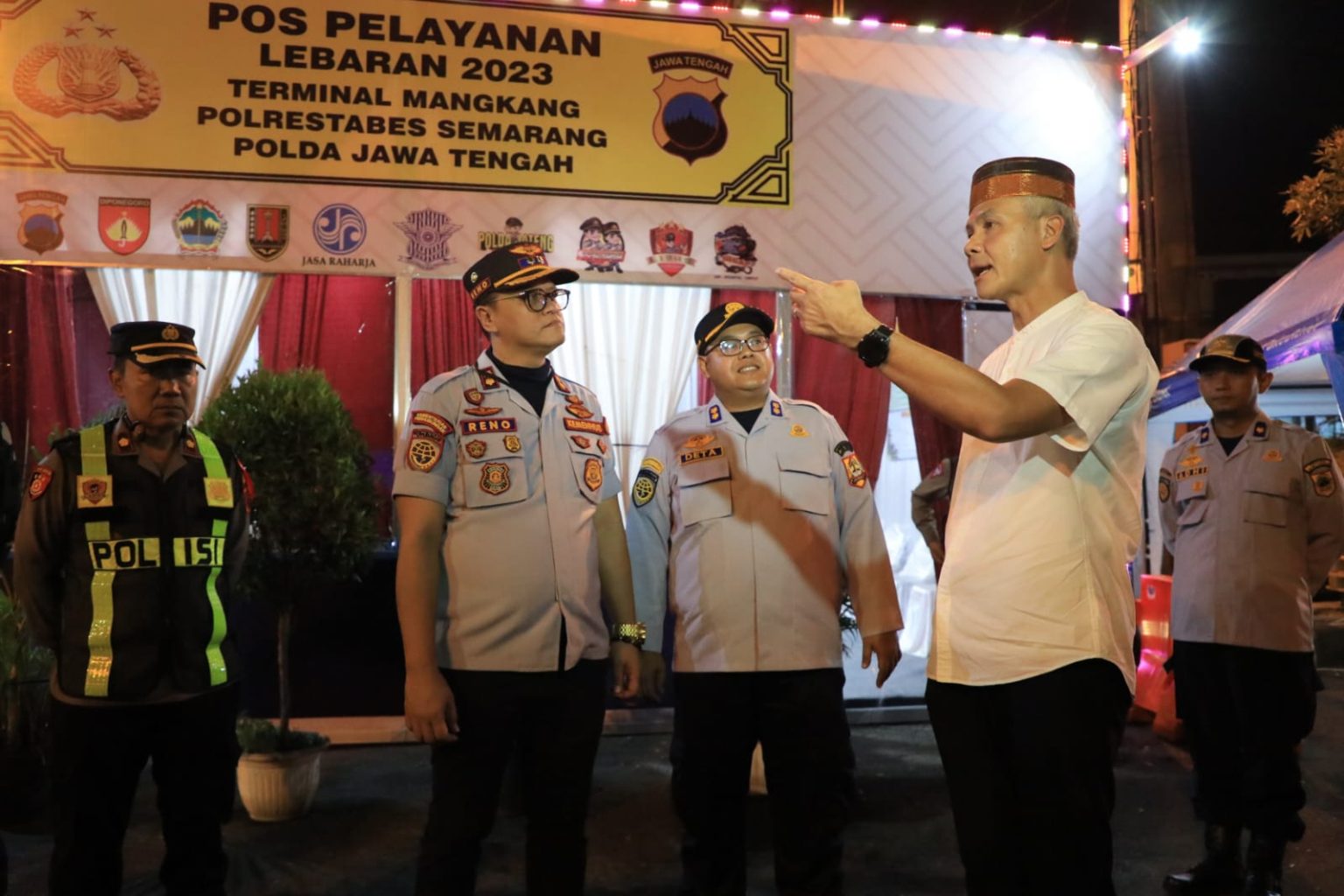 Gubernur Ganjar usai meninjau Pos Pelayanan Lebaran 2023 Terminal Mangkang, Kota Semarang