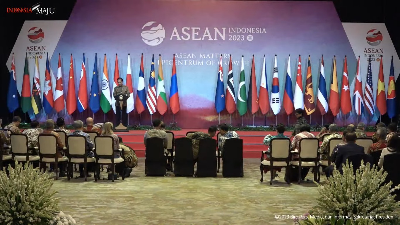 Presiden RI Joko Widodo (Jokowi) saat menerima kunjungan kehormatan para menteri luar negeri se-ASEAN dan negara mitra di Hotel Sangri-La, Jakarta Pusat, Jumat (14/07/2023) pagi.