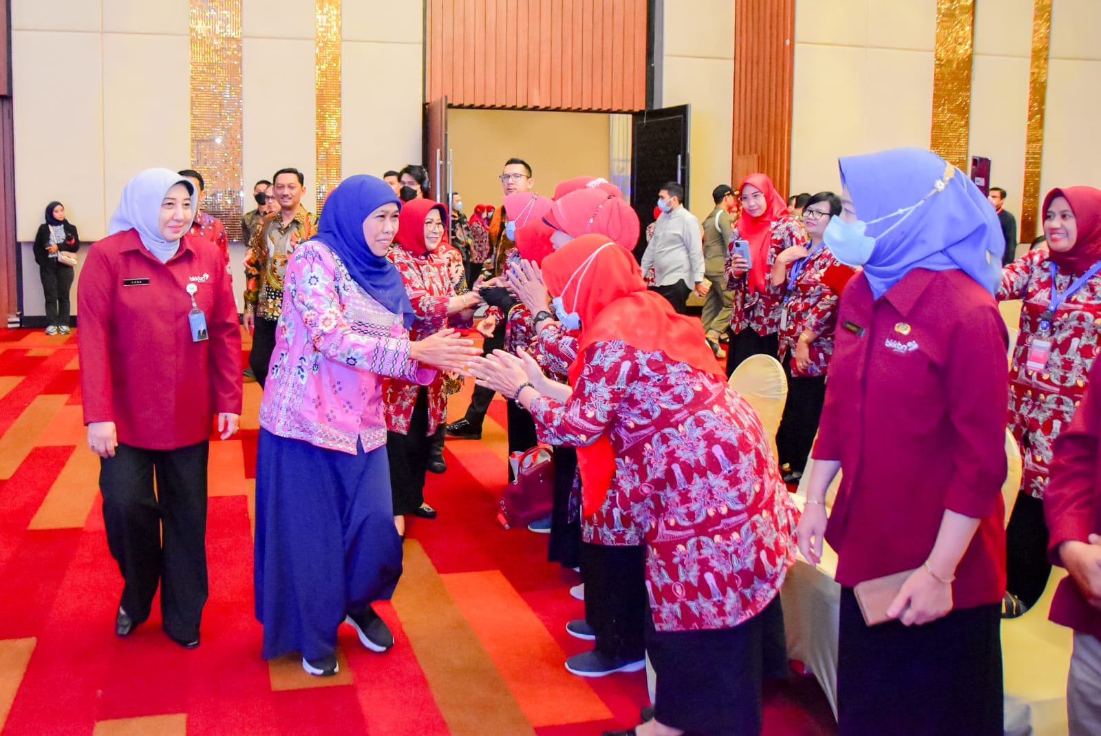 Gubernur Jawa Timur Khofifah Indar Parawansa mengajak segenap lapisan masyarakat untuk terus memperkuat sinergi dan kolaborasi menurunkan Angka Kematian Ibu (AKI) dan Angka Kematian Bayi (AKB) di Jatim, Gedung Negara Grahadi Surabaya, Sabtu (24/6).