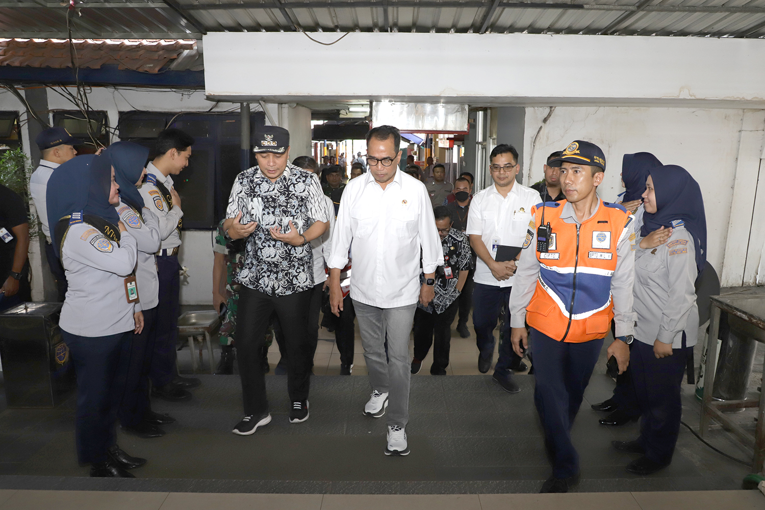 Wali Kota Surabaya Eri Cahyadi mendampingi kunjungan Menteri Perhubungan Republik Indonesia (Menhub RI) Budi Karya Budi Karya Sumadi, di Terminal Purabaya Sidoarjo, Jumat (14/7/2023). 
