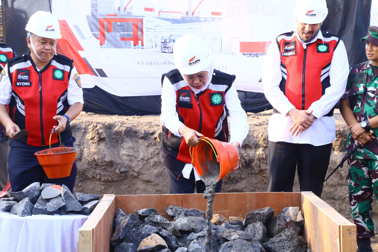 Gubernur Khofifah secara khusus melakukan ground breaking gudang dan meninjau perpanjangan dermaga 2 di Pelabuhan Probolinggo Kota Probolinggo, Rabu (2/8/2023)