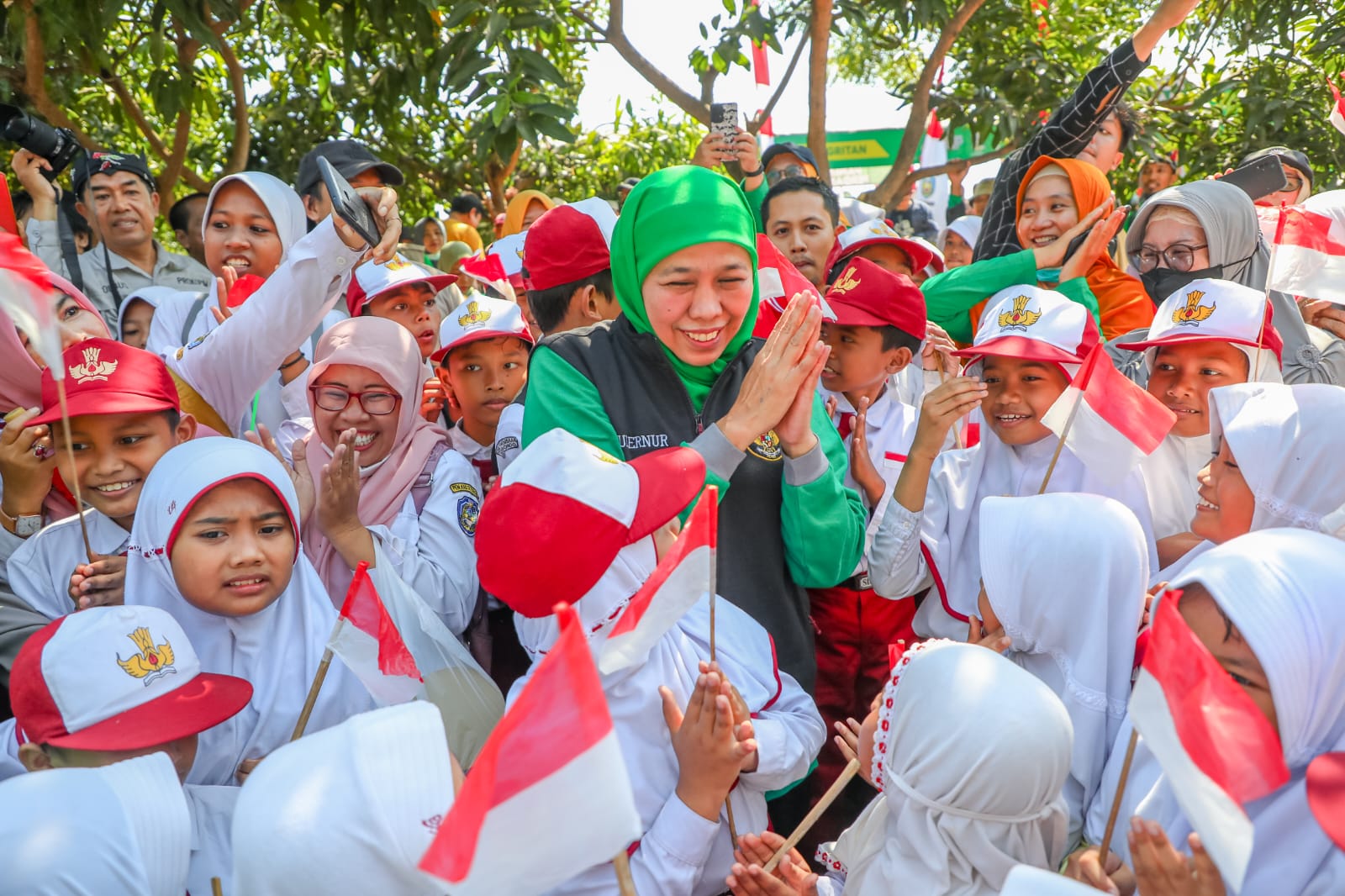 Penghargaan Jatim Provinsi Layak Anak tahun 2023 ini diserahkan oleh Menteri Pemberdayaan Perempuan dan Perlindungan Anak (PPPA)kepada Gubernur Jawa Timur Khofifah Indar Parawansa yang diwakili Sekdaprov Jatim Adhy Karyono pada Penghargaan Apresiasi Kabup