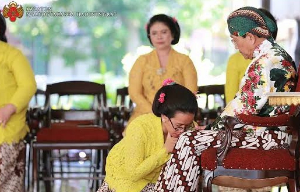 Keraton Yogyakarta Bagikan Ubarampe Gunungan