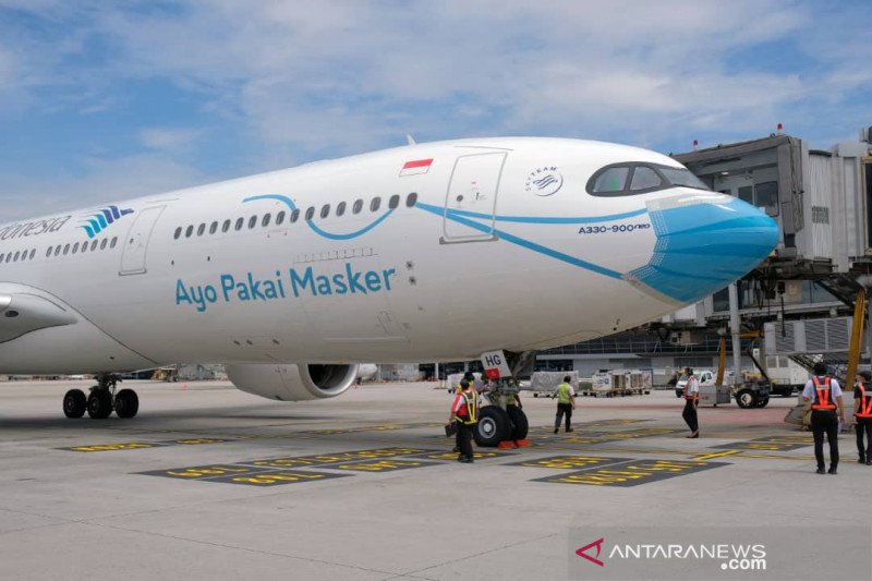 Salah satu pesawat Garuda Indonesia dengan livery khusus yang menampilkan visual masker pada bagian hidung pesawat Airbus A330-900 Neo untuk pertama kalinya mendarat di Kuala Lumpur Internasional Airport (KLIA), Kamis (3/12/2020). ANTARA Foto/Fredrik (1)