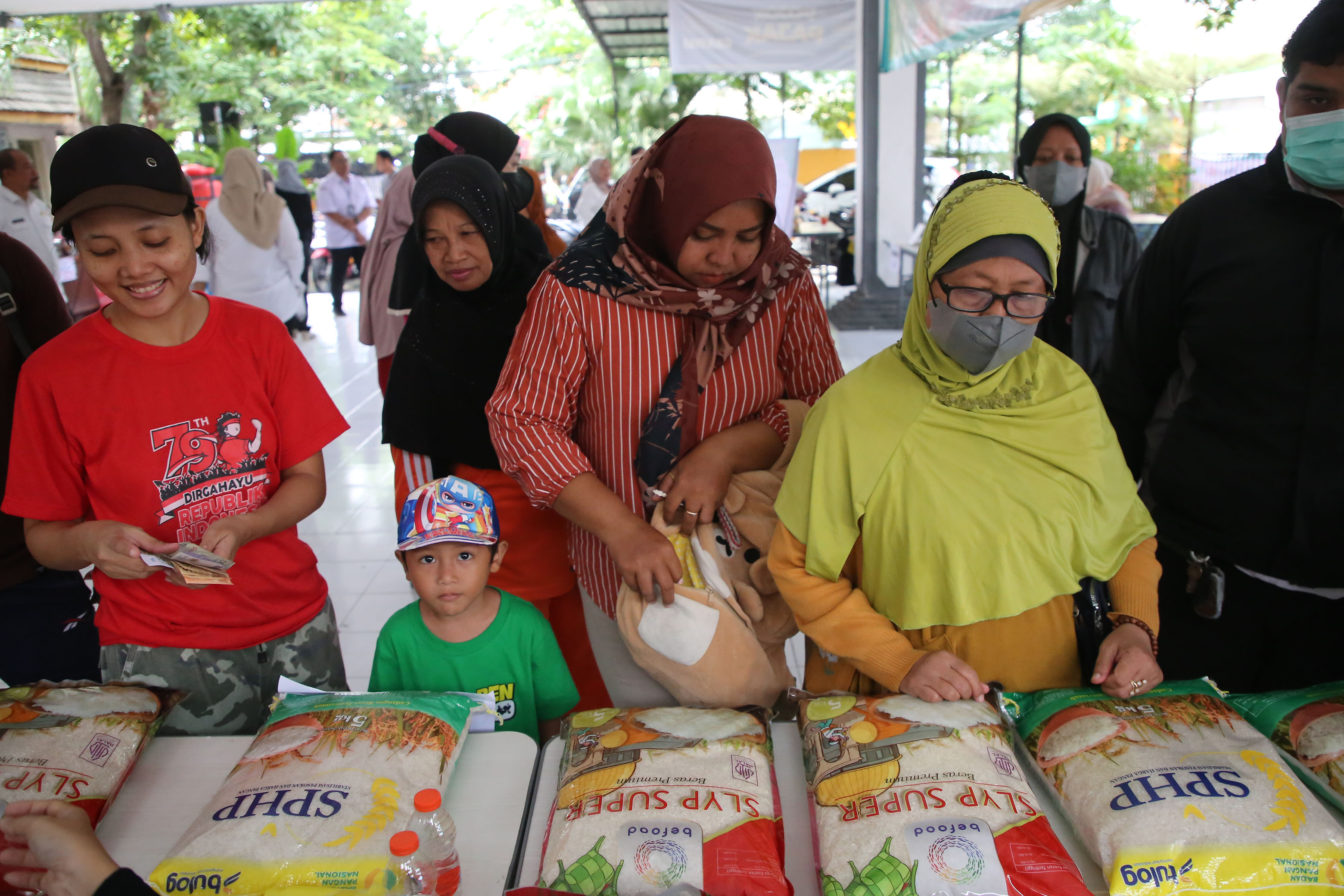 Pemerintah Kota (Pemkot) Surabaya kembali menghadirkan solusi atas lonjakan harga bahan pangan di awal tahun 2025 melalui program Gerakan Pangan Murah (GPM) di Halaman Kantor Kelurahan Wonorejo, Kecamatan Rungkut, Rabu (22/1/2025)