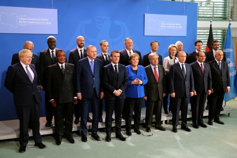 Presiden Aljazair Abdelmadjid Tebboune (deretan depan paling kanan) berpose foto bersama para pemimpin negara-negara di sela KTT LIbya di Berlin, Jerman, Minggu (19/1/2020). Murat Cetinmuhurdar/Turkish Presidential Press Office/Handout via REUTERS

