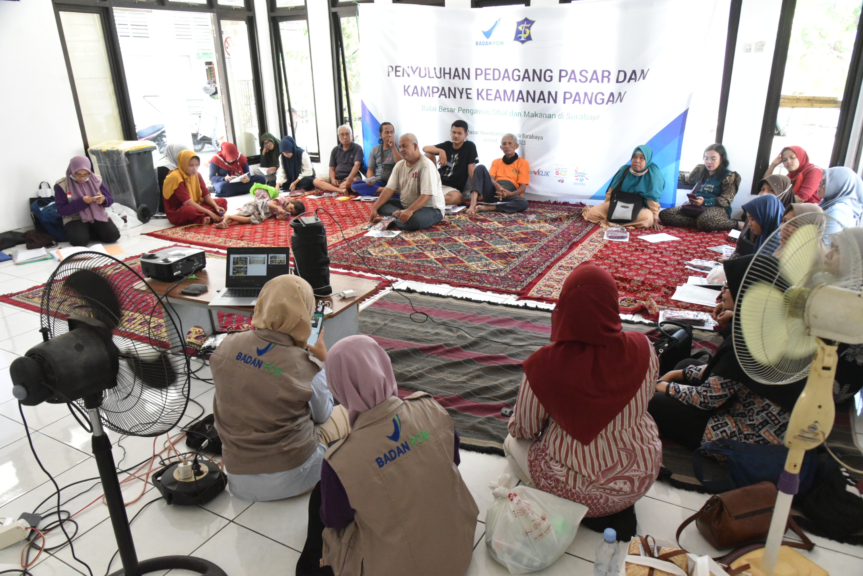BPOM bersama Dinas Koperasi Usaha Kecil dan Menengah dan Perdagangan Surabaya saat memberikan penyuluhan kepada pedagang Pasar Nambangan atau Pasar Tanah Kali Kedinding.