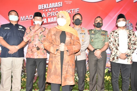 Gubernur Khofifah Indar Parawansa bersama Kapolda Jatim, Pangdam V Brawijaya yang diwakili oleh Inspektur Kodam (Irdam), Brigjen Tjaturputra G.G, BNNP Brigjen Pol Aris Purnomo dan Bupati Se Madura Raya menghadiri acara deklarasi Madura Produktif Tanpa Nar