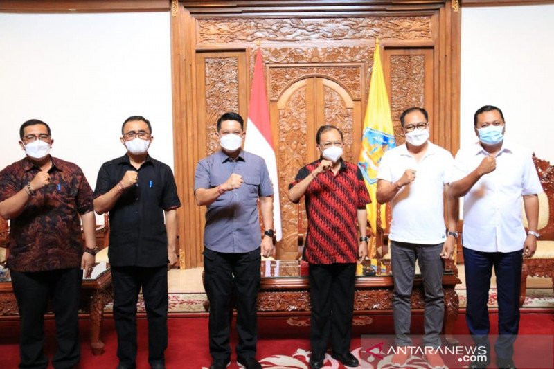 Gubernur Bali Wayan Koster berfoto bersama perwakilan lima Bupati/Wali Kota di Pulau Dewata disela-sela menghadiri rakor membahas perpanjangan PPKM di Bali (Antaranews Bali/HO-Pemprov Bali/2021)

