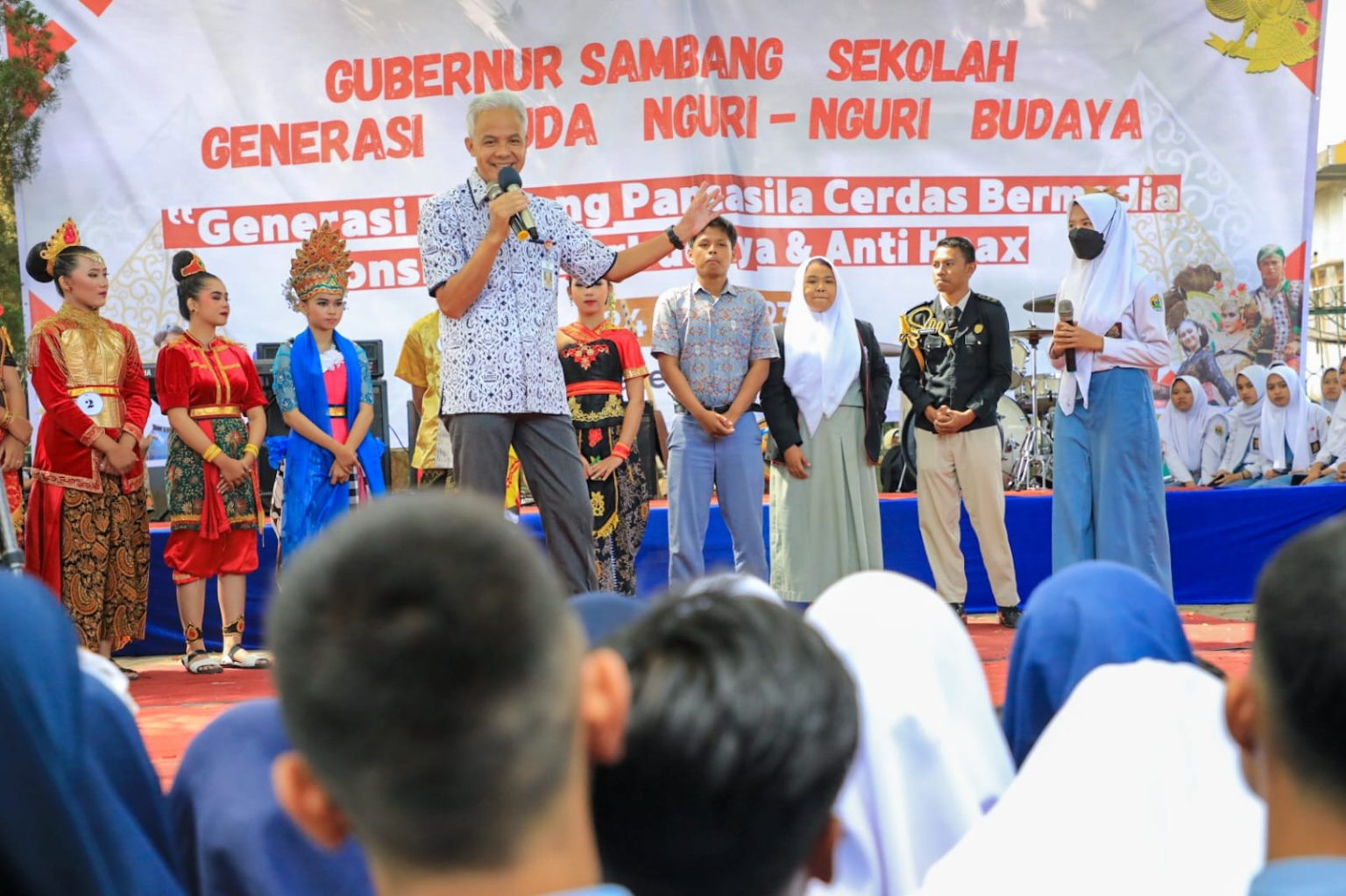 Ratusan siswa SMAN 1 Karangkobar antusias menyambut kedatangan Gubernur Jawa Tengah Ganjar Pranowo, untuk mengajar di sekolah mereka, Rabu (24/5/2023)