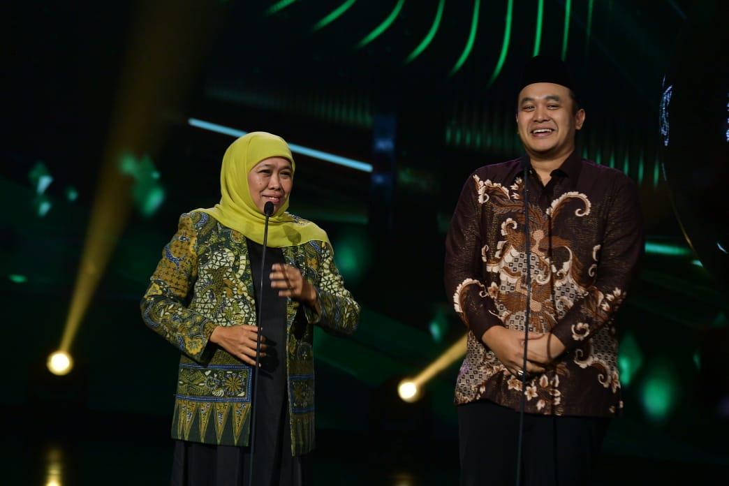 Gubernur Jawa Timur yang juga Ketua Umum Pengurus Pusat (PP) Muslimat NU hadir khusus membacakan nominasi penganugerahan kategori tokoh nasional  1 Abad Nahdlatul Ulama di Teater Tanah Airku, Taman Mini Indonesia Indah (TMII), Jakarta, Senin (31/1) malam.