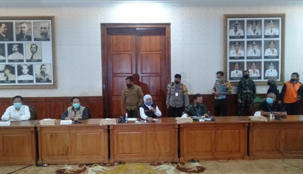Gubernur Jatim Khofifah pimpin rapat dengan Forkopimda dan para kepala daerah, bahas PSBB (HMP/Prasetyo)