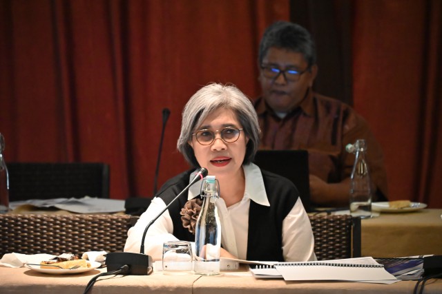 Anggota Komisi XI DPR RI Indah Kurniawati saat mengikuti pertemuan Kunjungan Kerja Reses Komisi XI dengan OJK dan Himbara di Kabupaten Tabanan, Bali, Rabu (6/12/2023).