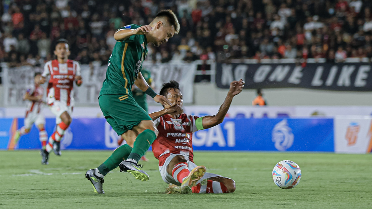 Sho Yamamoto mendapat pengawalan ketat oleh pemain Persis Solo Eky Taufik. (Persebaya)