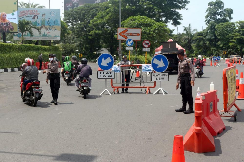 Petugas kepolisian tampak sibuk menggelar upaya penyekatan di Kota Surabaya, Senin (11/5). (FOTO: HMP/ANTON)


