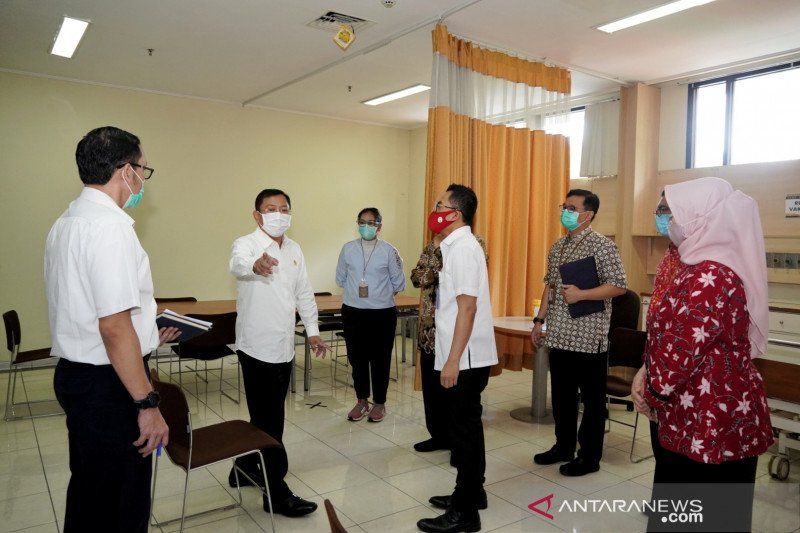 Menteri Kesehatan Terawan Agus Putranto meninjau ruang uji klinis vaksin COVID-19 Sinovac di Rumah Sakit Pendidikan Unpad, Jalan Eyckman, Kota Bandung, Senin (10/8/2020). (ANTARA/HO-Humas Unpad)


